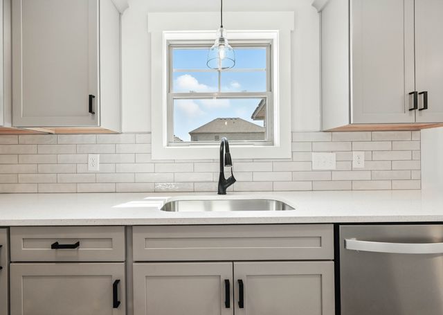 618 Woodrush Dr, Clarksville, TN 37040