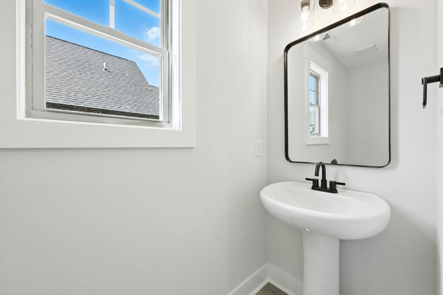 618 Woodrush Dr, Clarksville, TN 37040