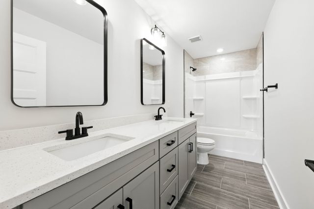 618 Woodrush Dr, Clarksville, TN 37040