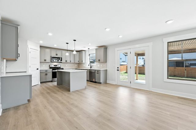 618 Woodrush Dr, Clarksville, TN 37040