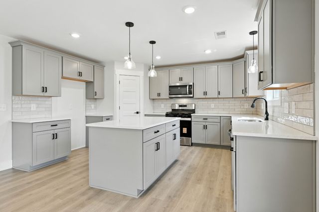 618 Woodrush Dr, Clarksville, TN 37040