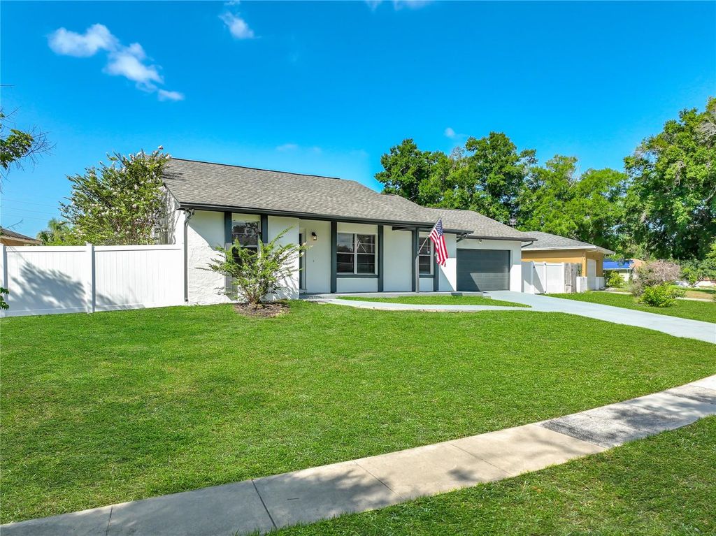 Image 2 of property listing at 8426 VILLAGE GREEN RD, Orlando, FL 32818