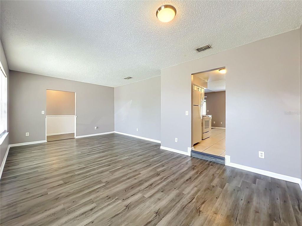 Image 11 of property listing at 8426 VILLAGE GREEN RD, Orlando, FL 32818