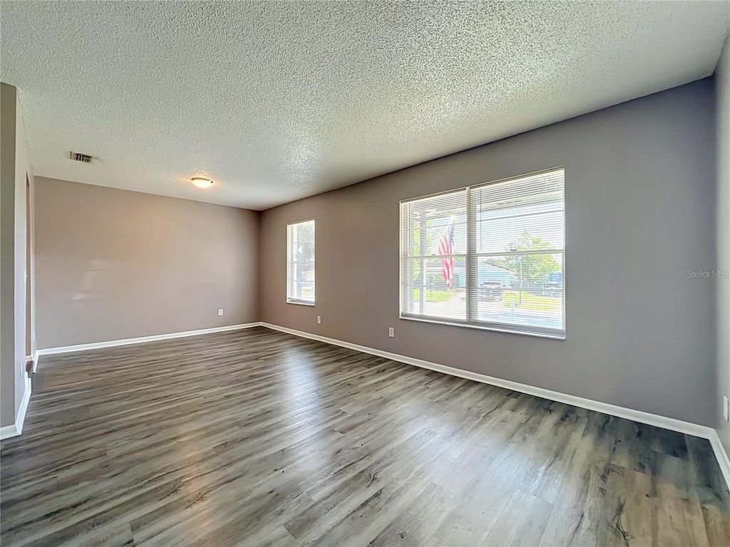 Image 12 of property listing at 8426 VILLAGE GREEN RD, Orlando, FL 32818