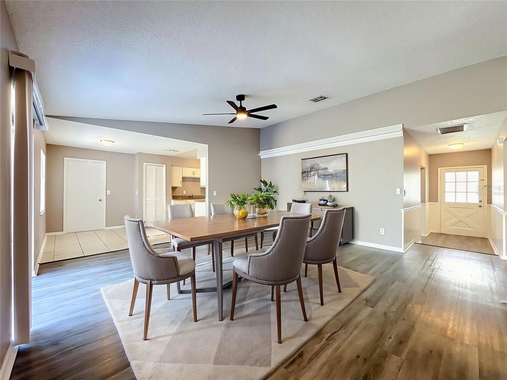 Image 13 of property listing at 8426 VILLAGE GREEN RD, Orlando, FL 32818