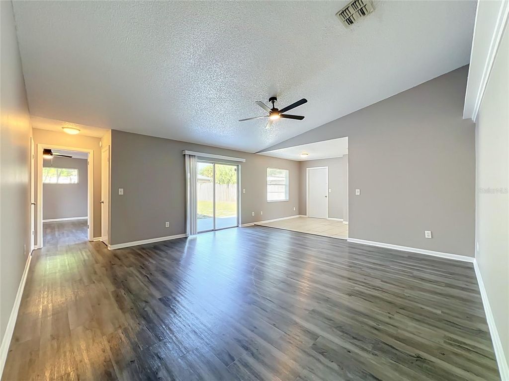 Image 14 of property listing at 8426 VILLAGE GREEN RD, Orlando, FL 32818