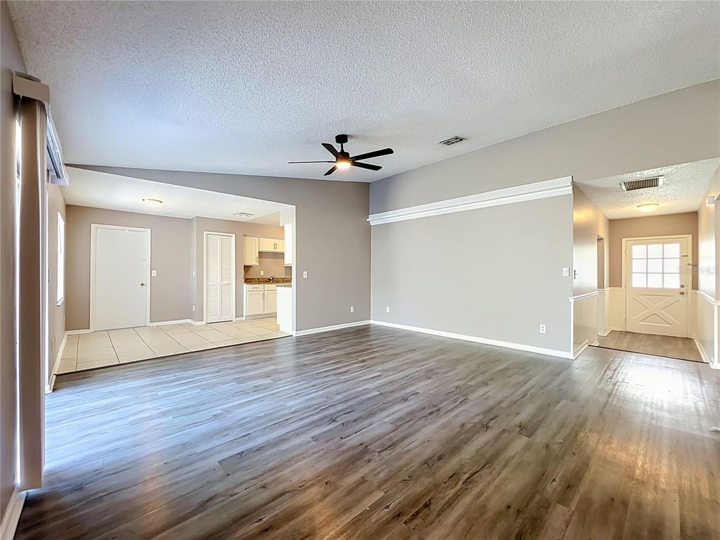 Image 15 of property listing at 8426 VILLAGE GREEN RD, Orlando, FL 32818