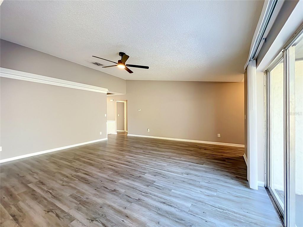 Image 16 of property listing at 8426 VILLAGE GREEN RD, Orlando, FL 32818