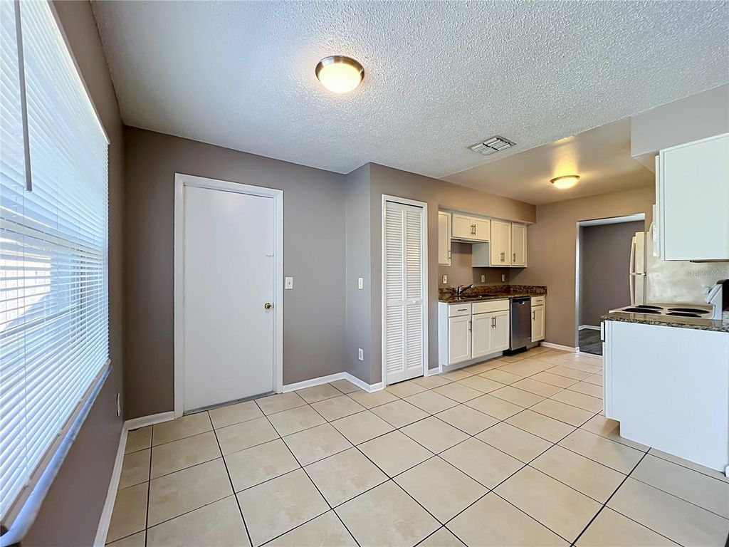 Image 17 of property listing at 8426 VILLAGE GREEN RD, Orlando, FL 32818