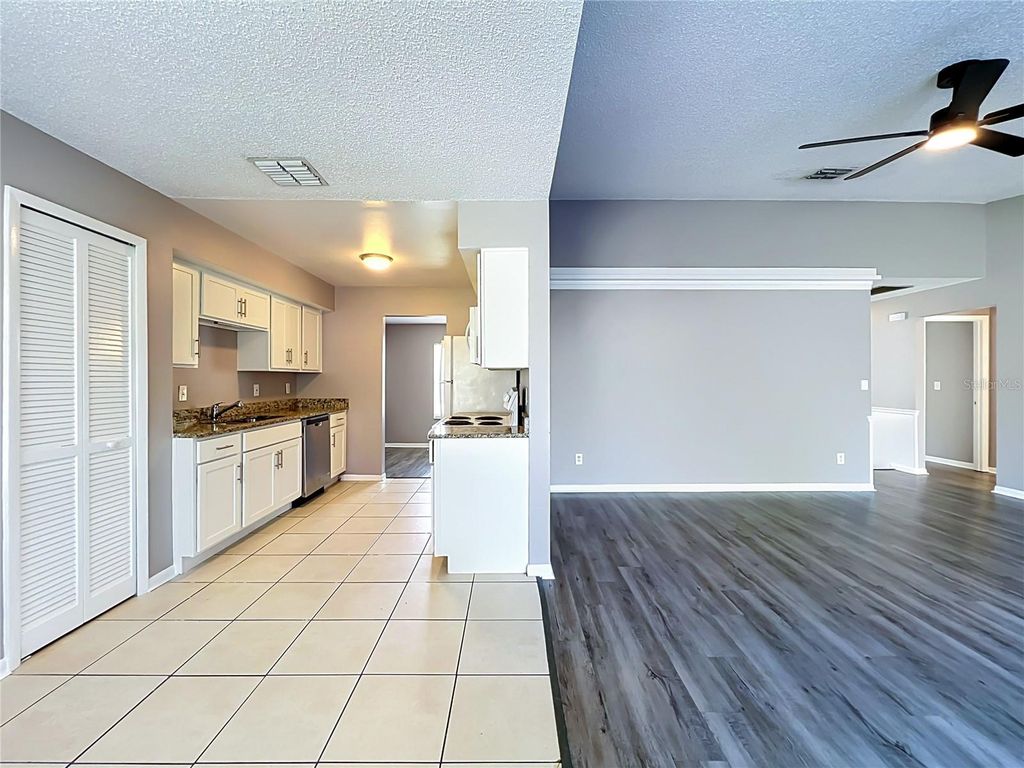 Image 18 of property listing at 8426 VILLAGE GREEN RD, Orlando, FL 32818