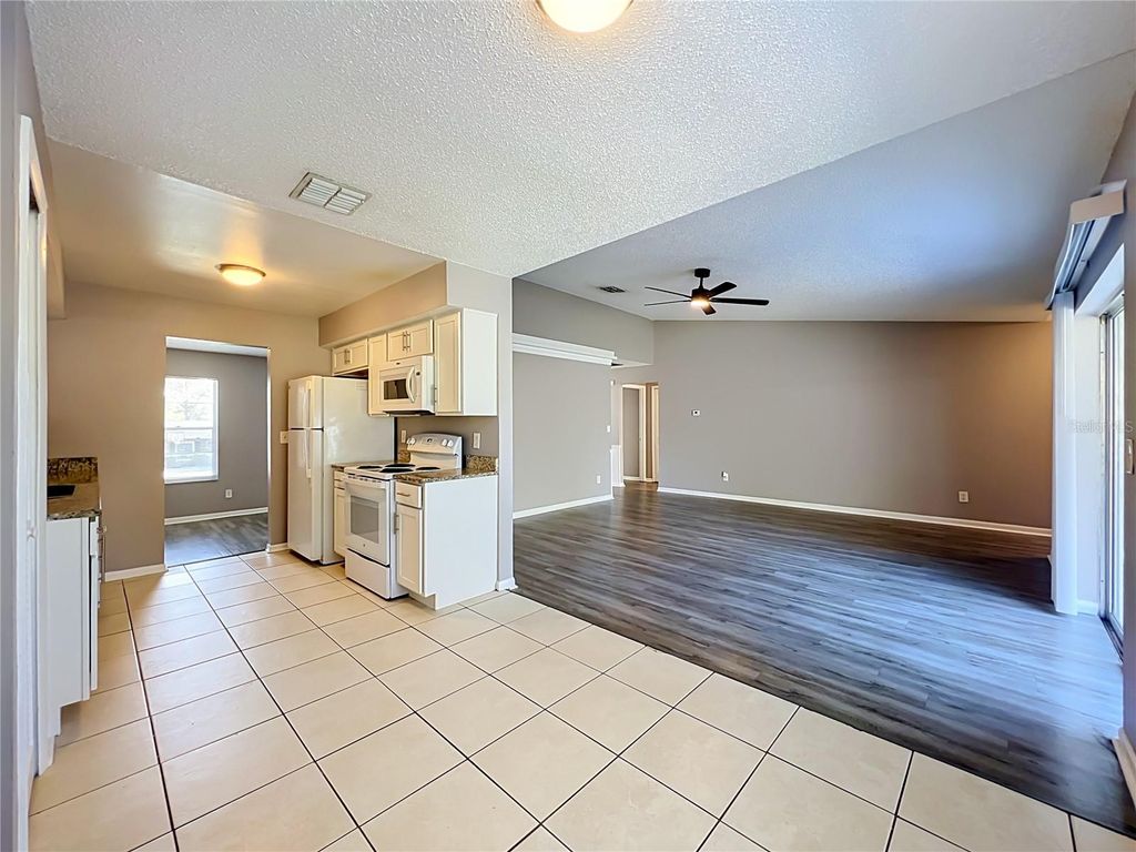 Image 19 of property listing at 8426 VILLAGE GREEN RD, Orlando, FL 32818