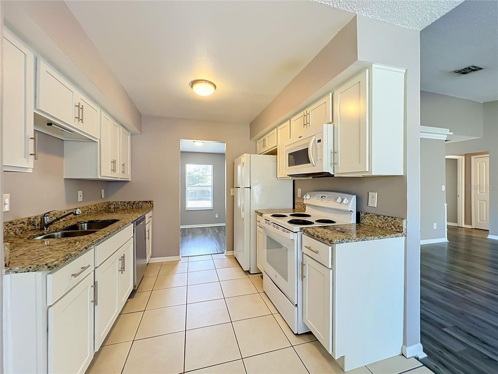 Image 20 of property listing at 8426 VILLAGE GREEN RD, Orlando, FL 32818