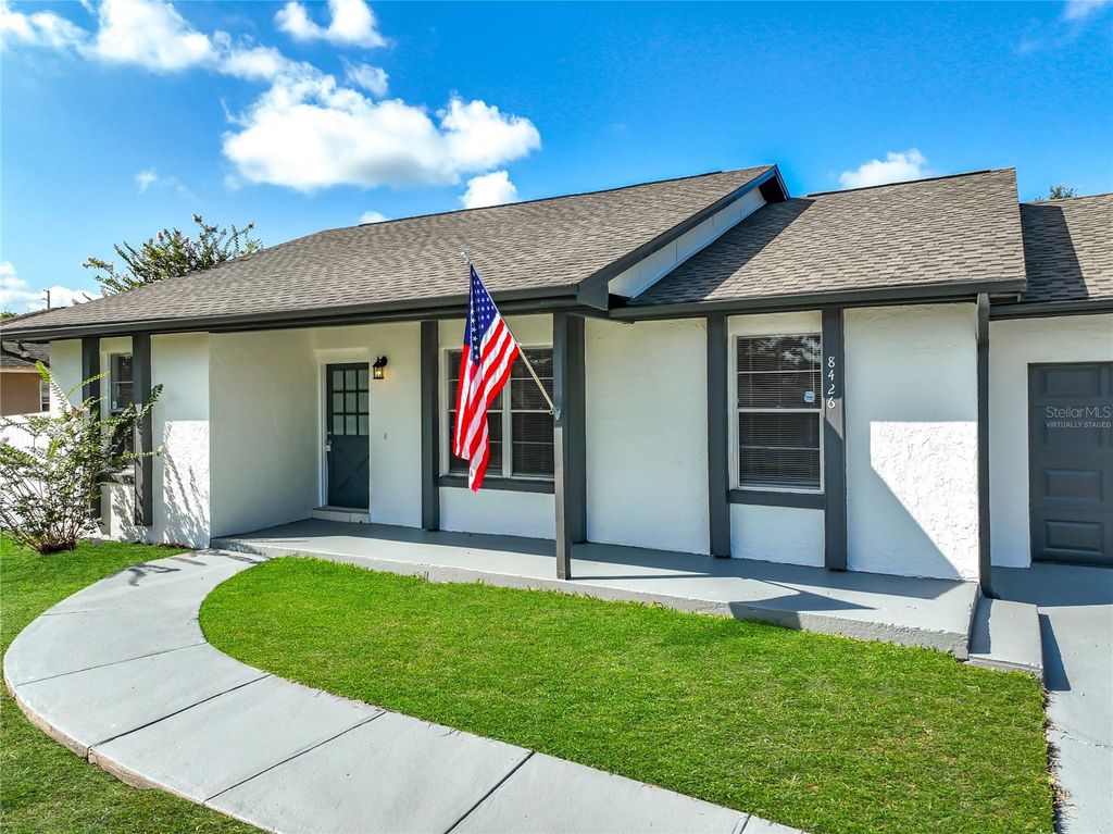 Image 3 of property listing at 8426 VILLAGE GREEN RD, Orlando, FL 32818