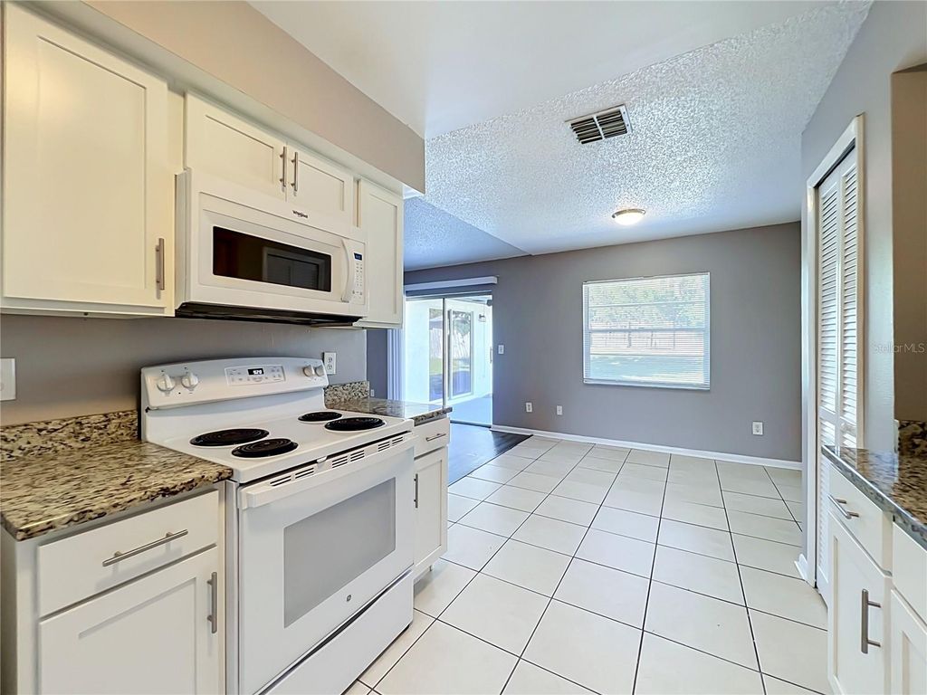 Image 23 of property listing at 8426 VILLAGE GREEN RD, Orlando, FL 32818