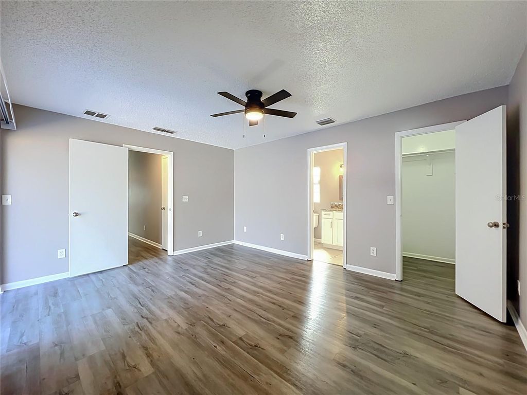 Image 25 of property listing at 8426 VILLAGE GREEN RD, Orlando, FL 32818