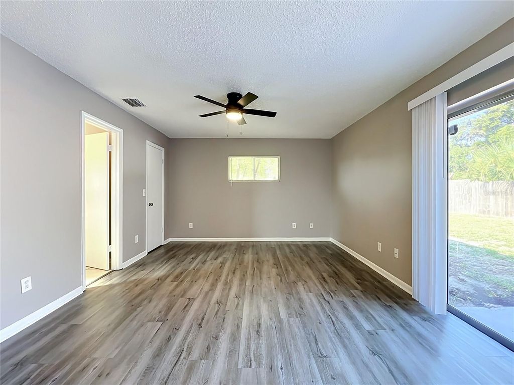 Image 26 of property listing at 8426 VILLAGE GREEN RD, Orlando, FL 32818