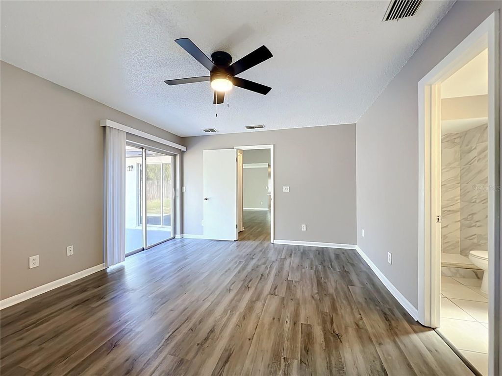Image 27 of property listing at 8426 VILLAGE GREEN RD, Orlando, FL 32818