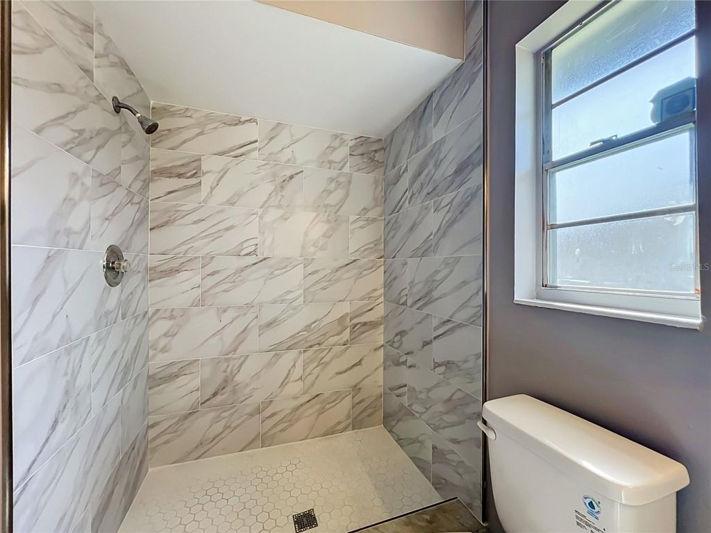 Image 29 of property listing at 8426 VILLAGE GREEN RD, Orlando, FL 32818