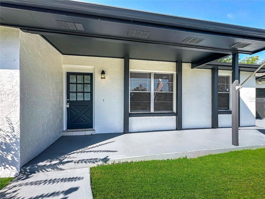 Image 4 of property listing at 8426 VILLAGE GREEN RD, Orlando, FL 32818