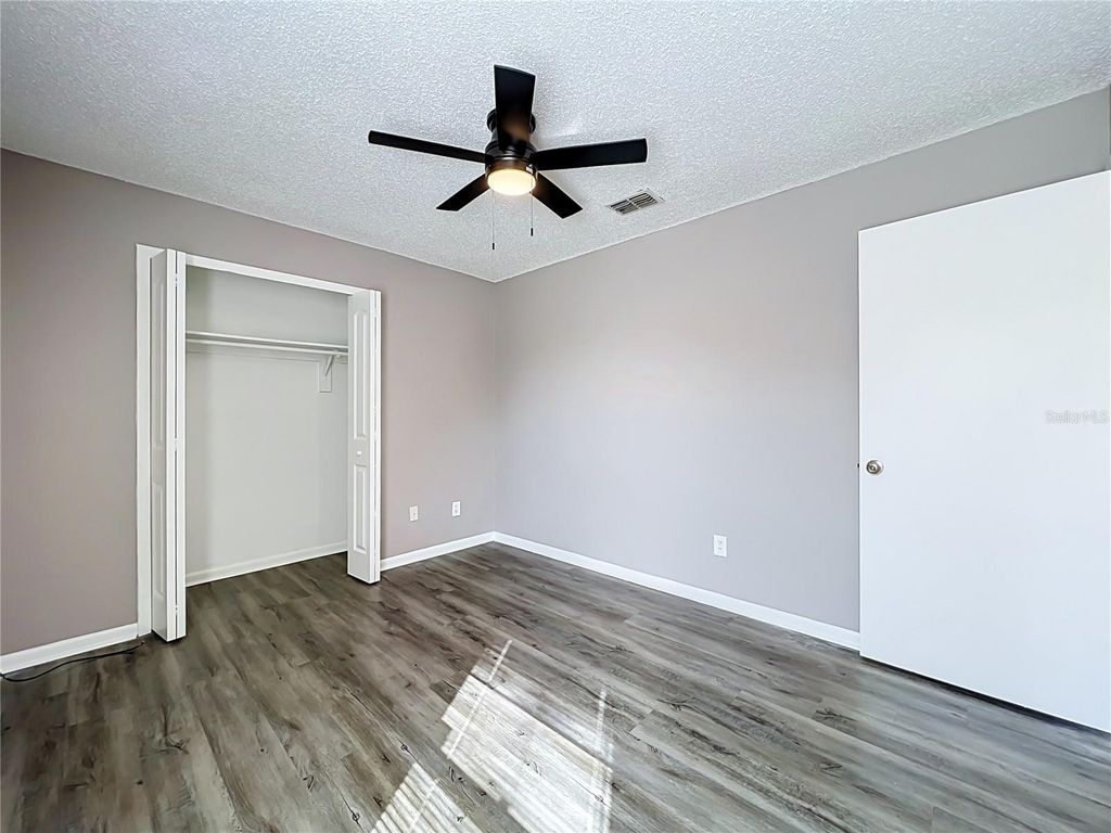 Image 33 of property listing at 8426 VILLAGE GREEN RD, Orlando, FL 32818