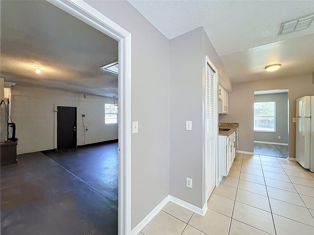 Image 34 of property listing at 8426 VILLAGE GREEN RD, Orlando, FL 32818