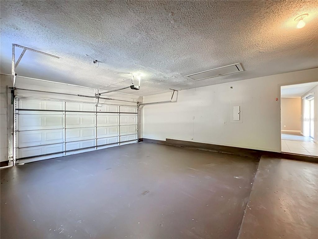 Image 36 of property listing at 8426 VILLAGE GREEN RD, Orlando, FL 32818