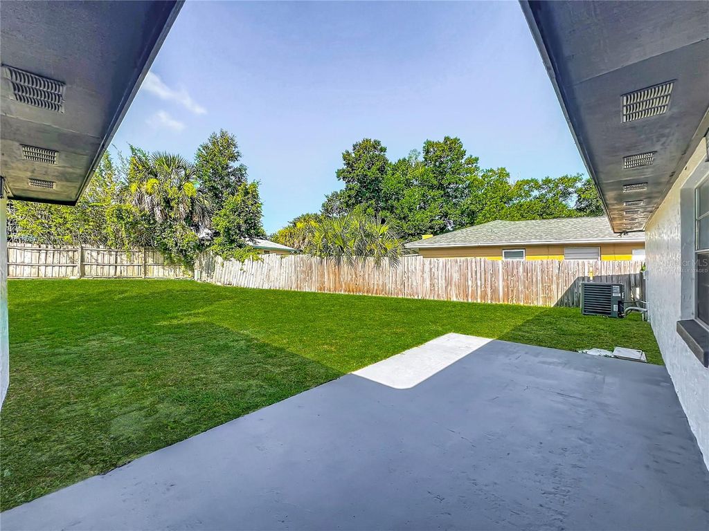 Image 37 of property listing at 8426 VILLAGE GREEN RD, Orlando, FL 32818