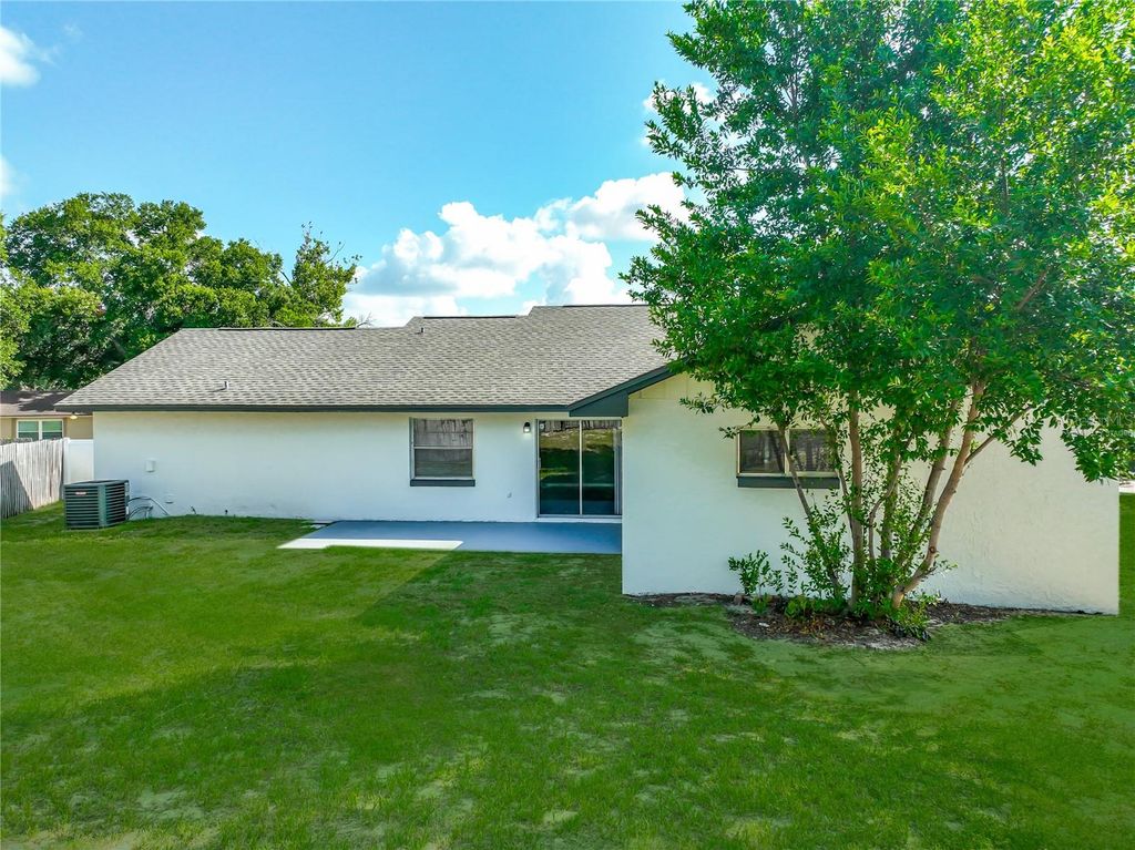 Image 39 of property listing at 8426 VILLAGE GREEN RD, Orlando, FL 32818
