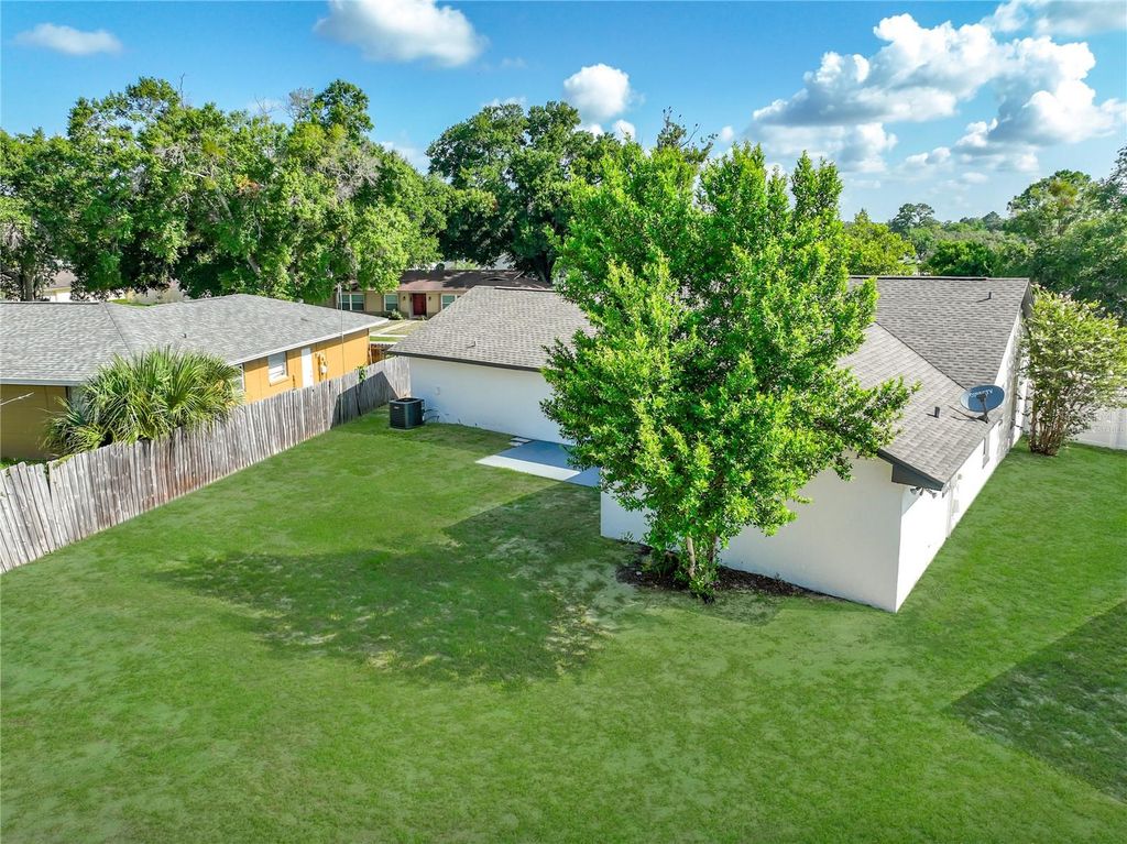 Image 40 of property listing at 8426 VILLAGE GREEN RD, Orlando, FL 32818