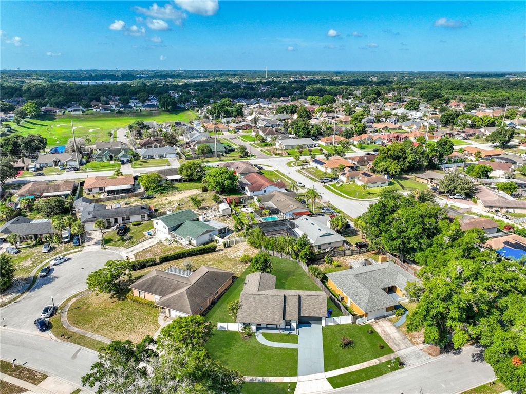 Image 43 of property listing at 8426 VILLAGE GREEN RD, Orlando, FL 32818