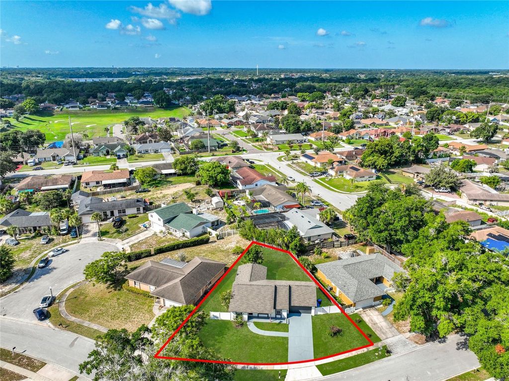 Image 45 of property listing at 8426 VILLAGE GREEN RD, Orlando, FL 32818