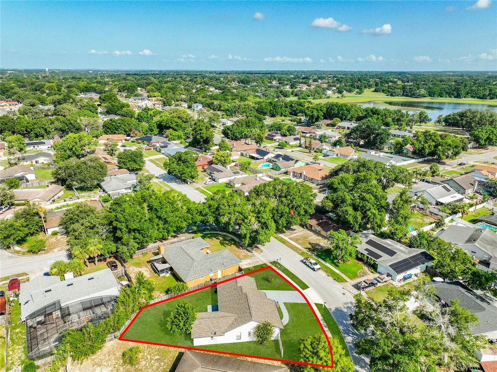 Image 46 of property listing at 8426 VILLAGE GREEN RD, Orlando, FL 32818