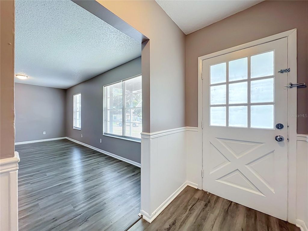 Image 6 of property listing at 8426 VILLAGE GREEN RD, Orlando, FL 32818