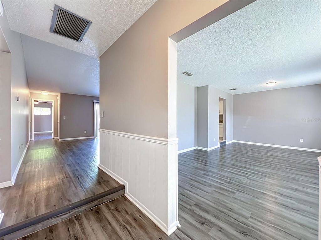 Image 7 of property listing at 8426 VILLAGE GREEN RD, Orlando, FL 32818