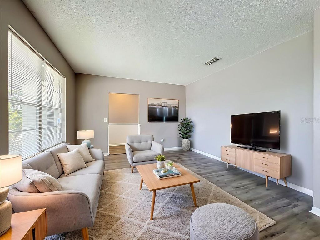 Image 9 of property listing at 8426 VILLAGE GREEN RD, Orlando, FL 32818