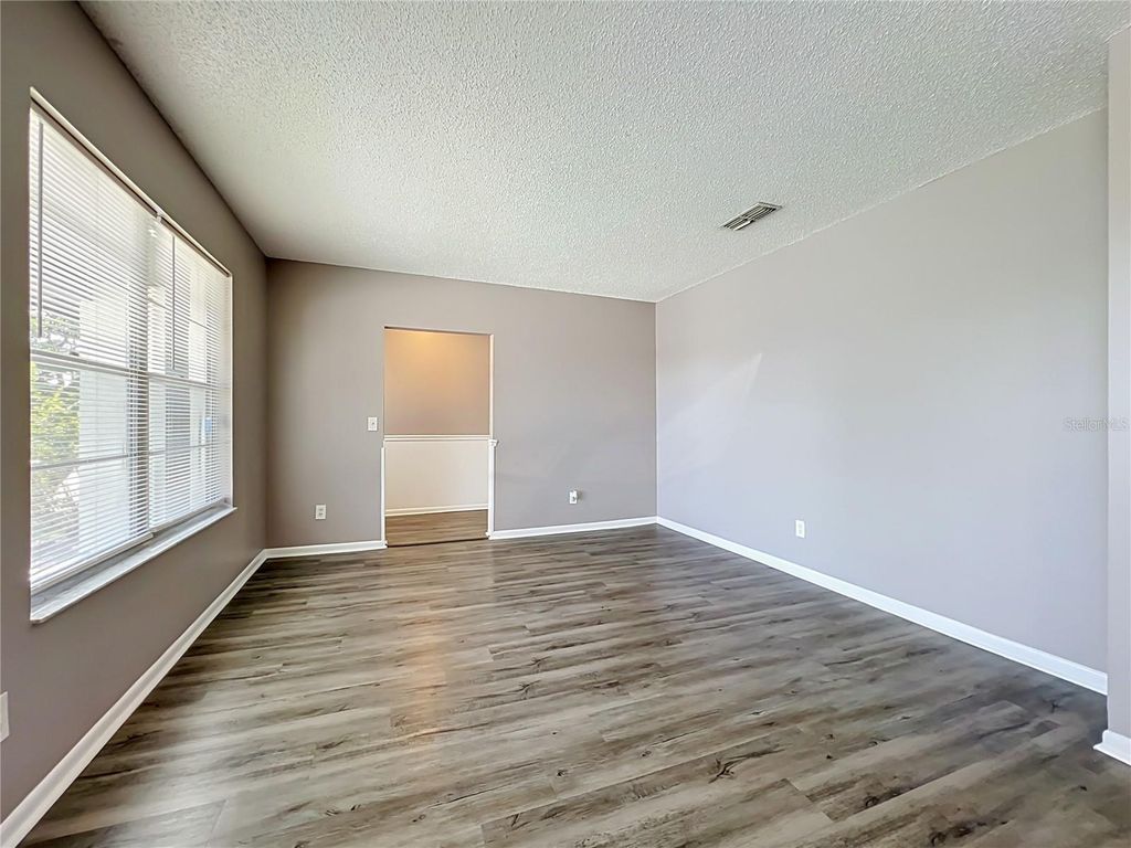 Image 10 of property listing at 8426 VILLAGE GREEN RD, Orlando, FL 32818