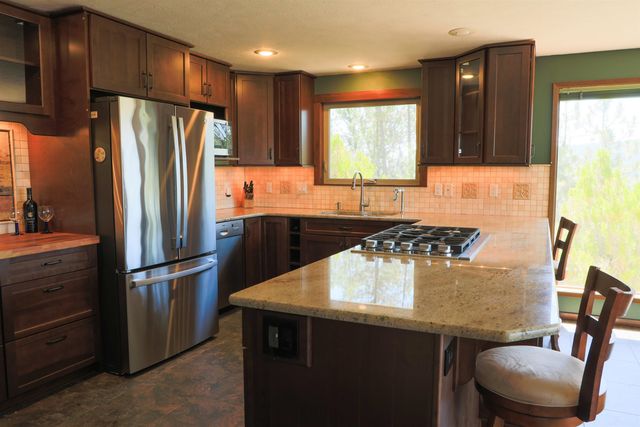16905 N Mockingbird Ct, Nine Mile Falls, WA 99026