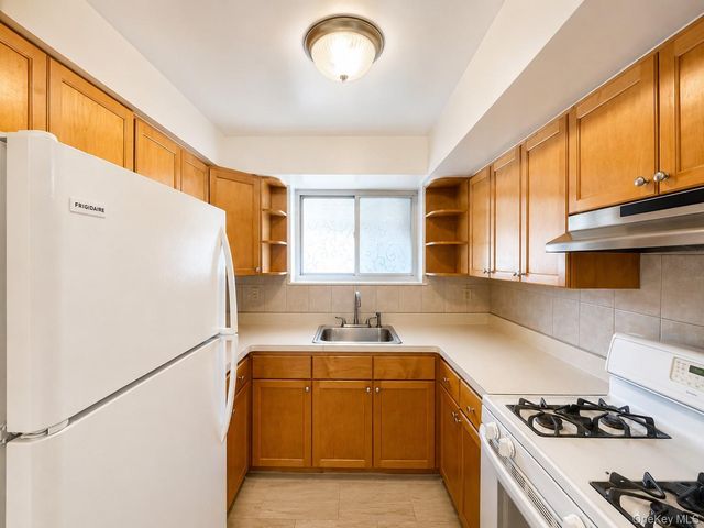 533 Soundview Avenue 3rd Floor, Bronx, NY 10473