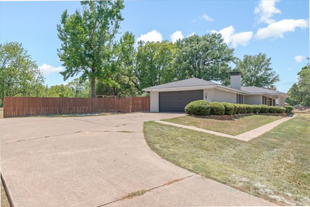 1015 W College Street, Canton, TX 75103