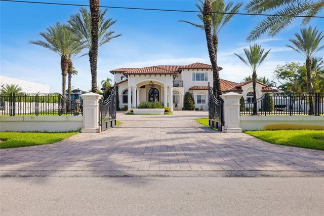 9861 NW 135th St, Hialeah Gardens, FL 33018