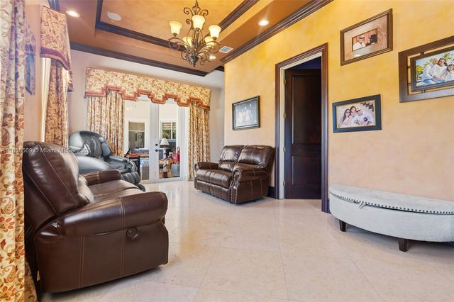 9861 NW 135th St, Hialeah Gardens, FL 33018