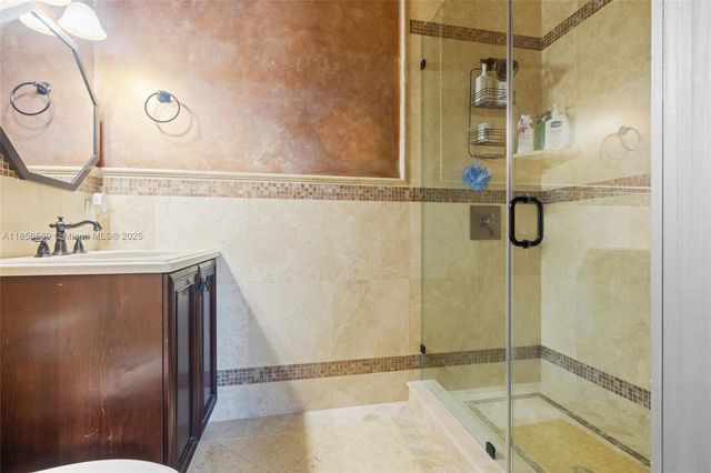 9861 NW 135th St, Hialeah Gardens, FL 33018