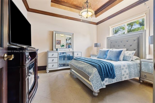 9861 NW 135th St, Hialeah Gardens, FL 33018