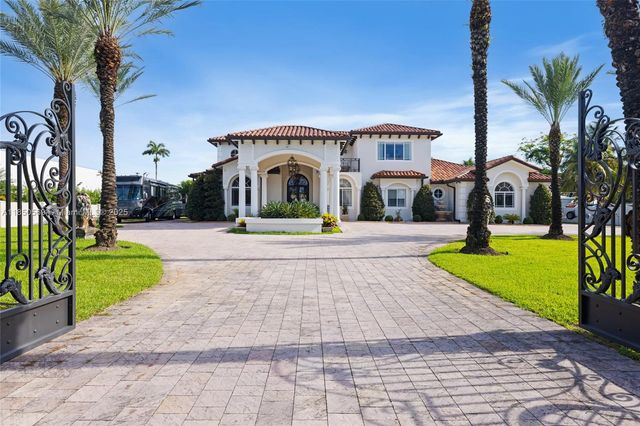 9861 NW 135th St, Hialeah Gardens, FL 33018