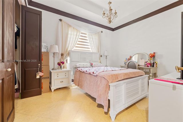 9861 NW 135th St, Hialeah Gardens, FL 33018