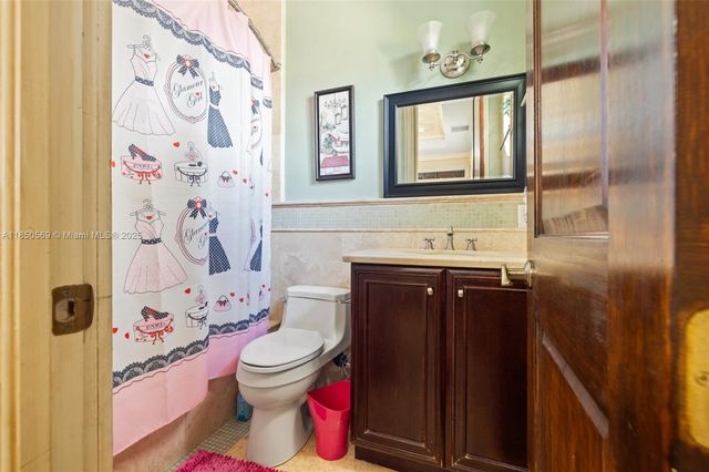 9861 NW 135th St, Hialeah Gardens, FL 33018