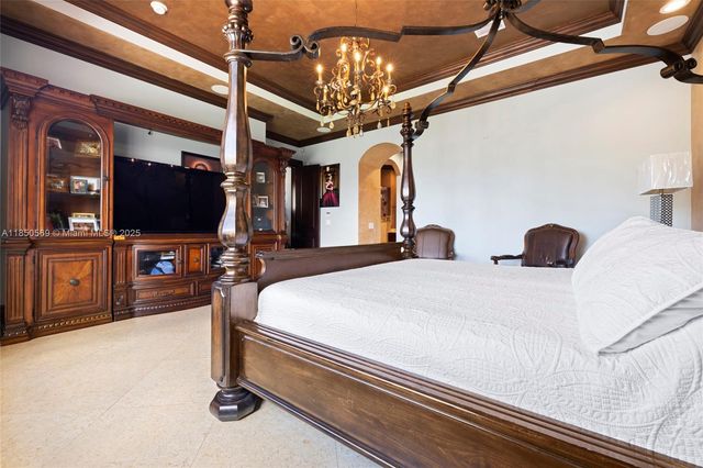 9861 NW 135th St, Hialeah Gardens, FL 33018