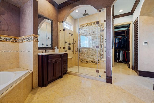 9861 NW 135th St, Hialeah Gardens, FL 33018