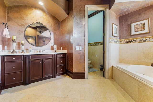 9861 NW 135th St, Hialeah Gardens, FL 33018