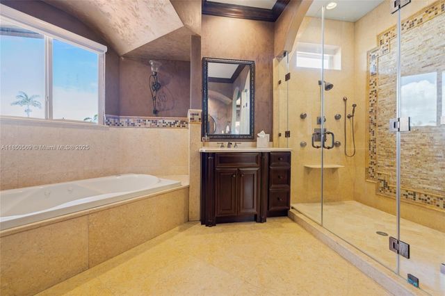 9861 NW 135th St, Hialeah Gardens, FL 33018